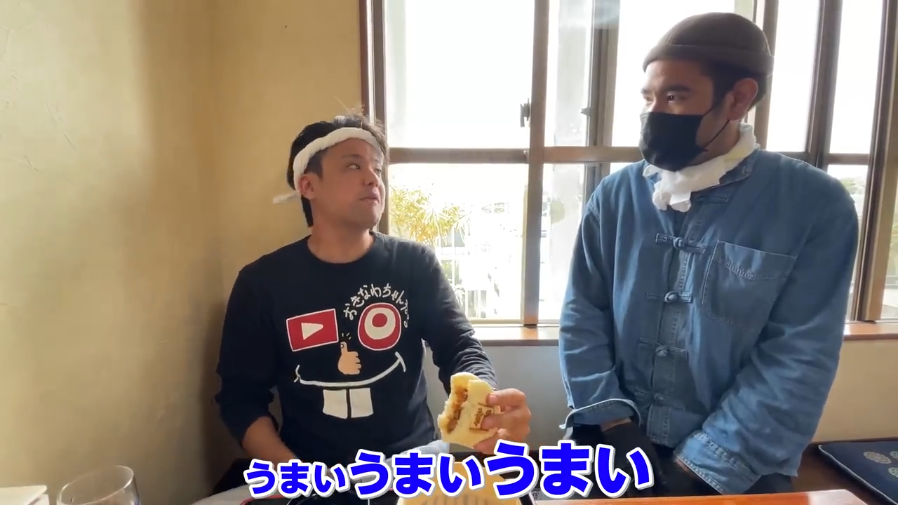 フワフワのパオに角煮を挟んで実食するじゅん選手