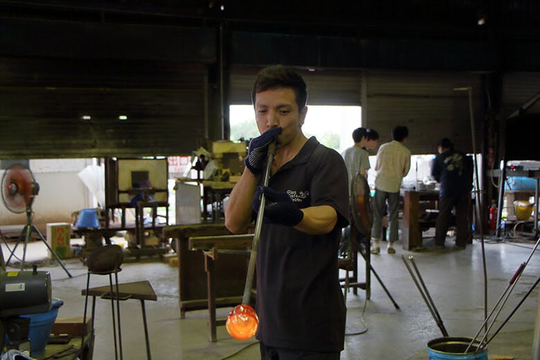 森のガラス館｜作業するガラス職人1