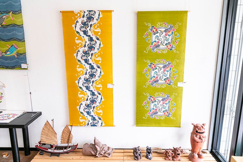 沖縄伝統工芸染物紅型「アカショウビン」手染めB 厚けれ 